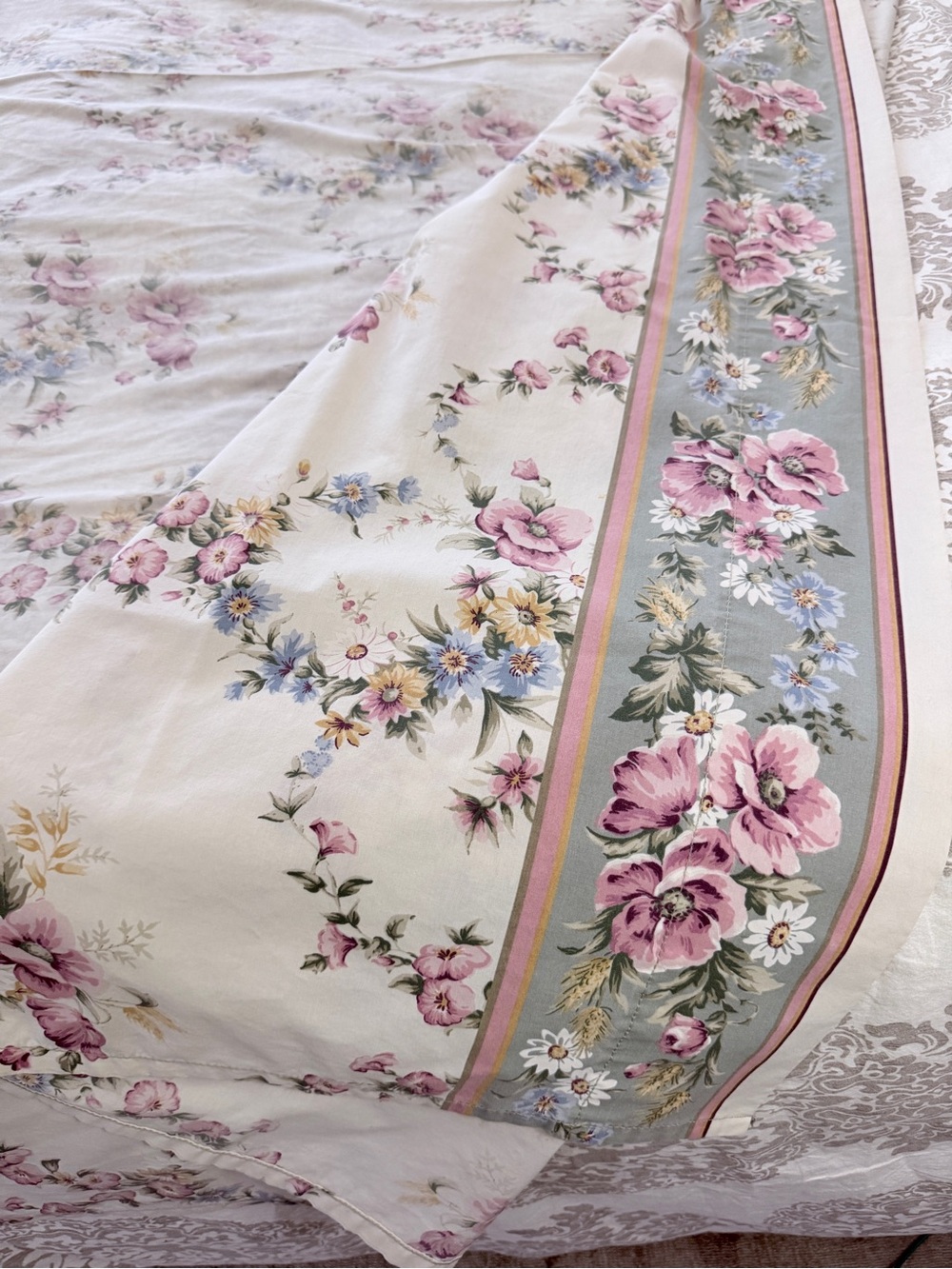 Westpoint Stevens Floral Border Flat Sheet Queen Size